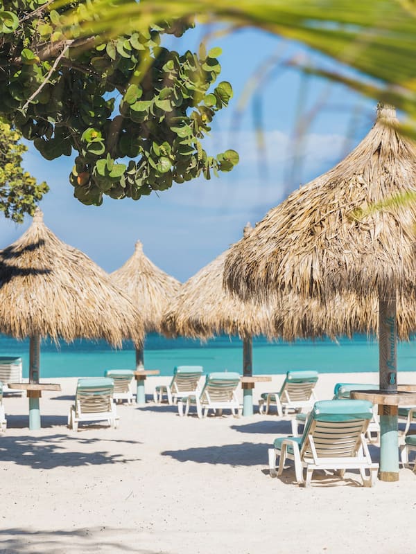 Playa en los alrededores y playa de arena blanca