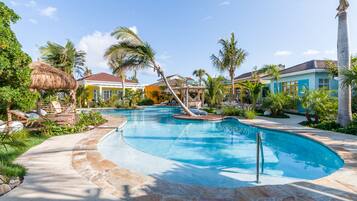 2 kolam renang outdoor, dengan cabana gratis dan kursi berjemur