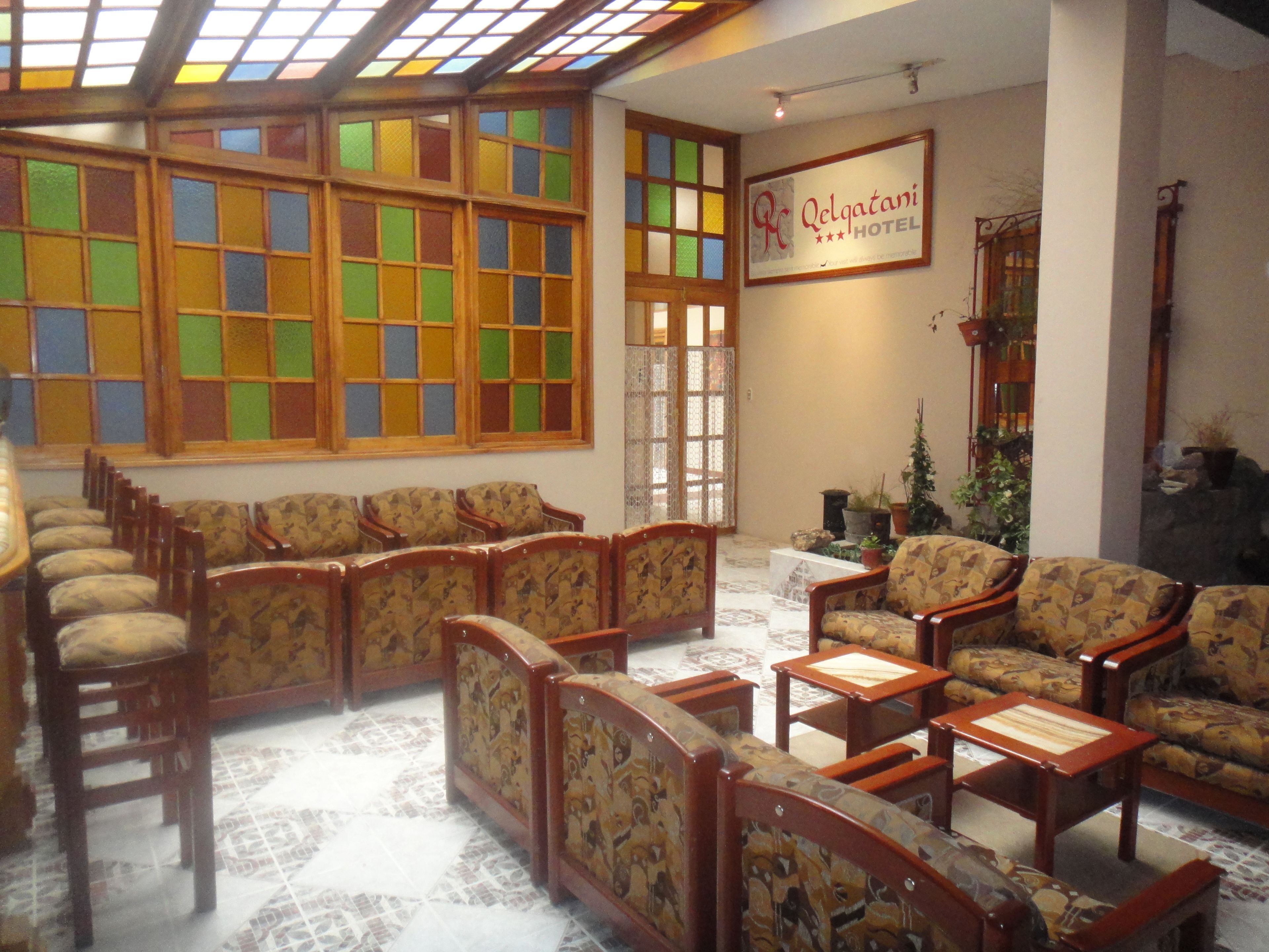 serves breakfast, lunch and dinner