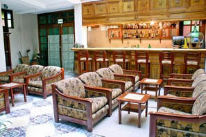 Serverer frokost, lunsj og middag