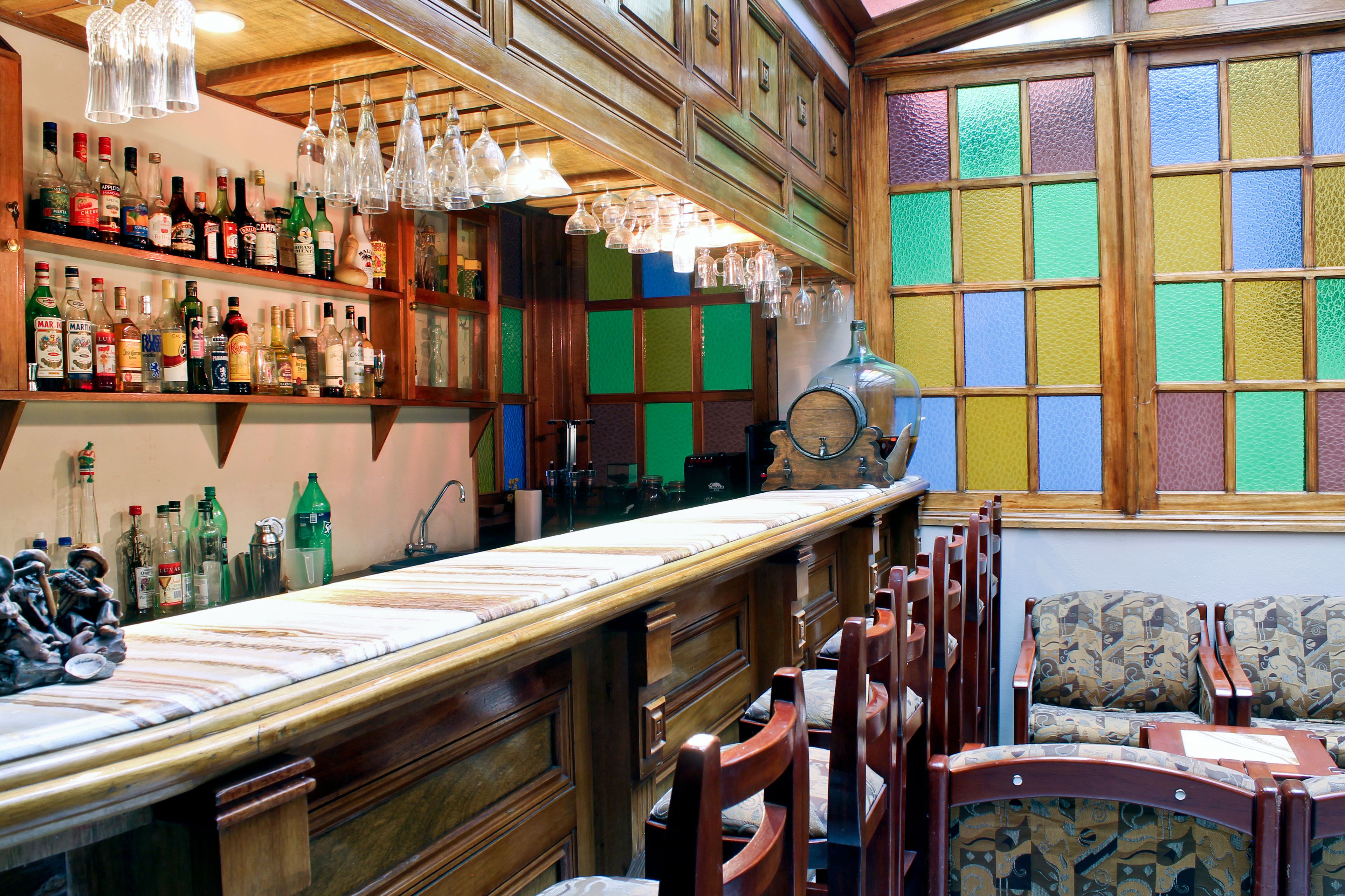 serves breakfast, lunch and dinner