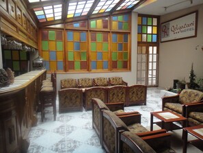 Serverer frokost, lunsj og middag