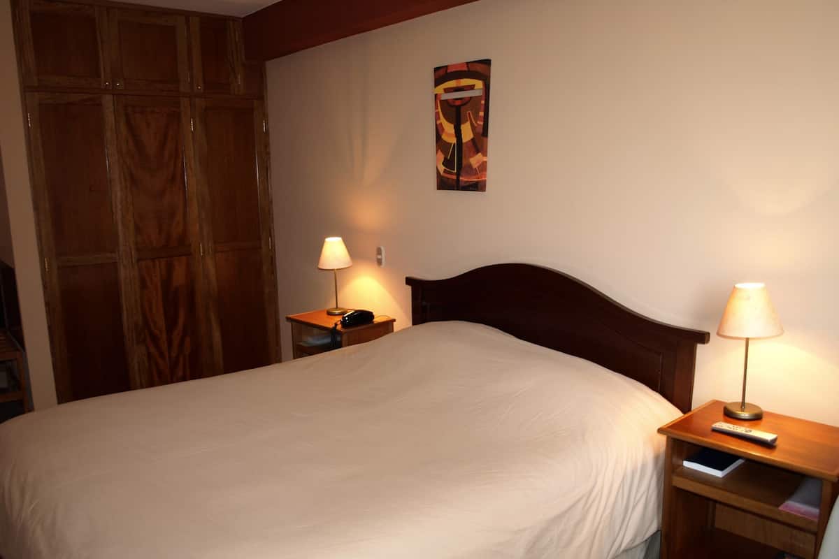 Chambre simple Standard | Literie de qualité, couette en duvet, lit avec matelas à plateau-coussin