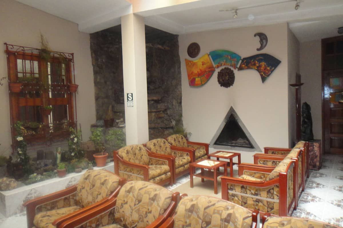 serves breakfast, lunch and dinner