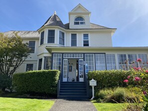 Front of property - Gilbert Inn Seaside (Seaside)