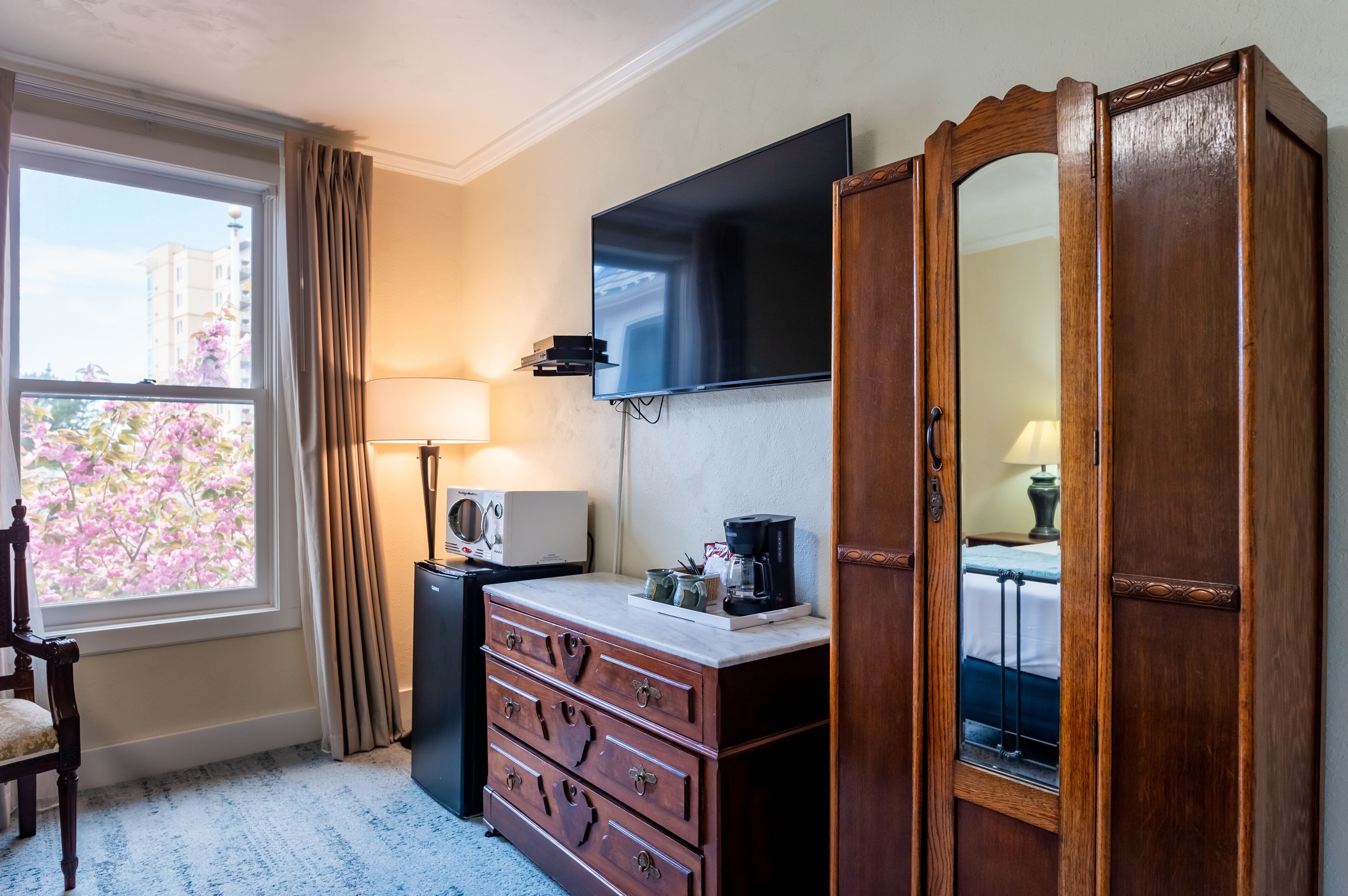 6 - addie room | 1 bedroom, premium bedding, individually furnished, iron/ironing board