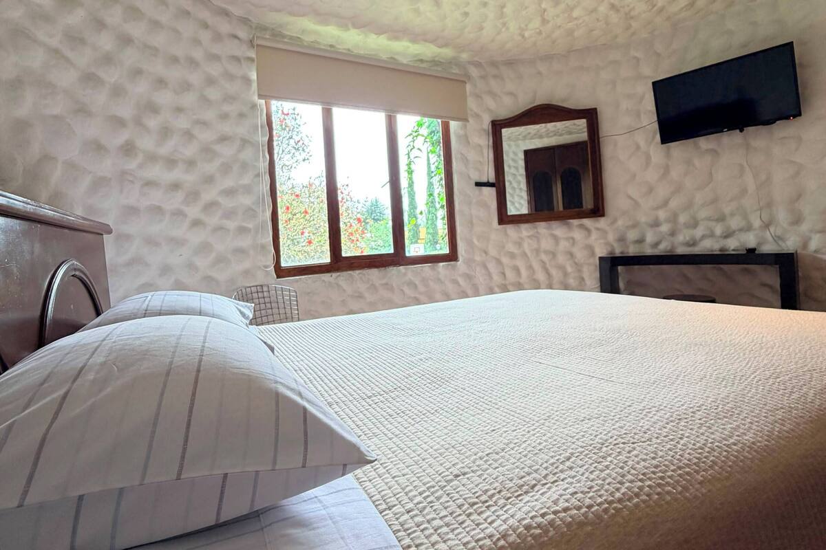 Habitación Deluxe doble, vistas a la piscina | Tabla de planchar con plancha, wifi gratis, ropa de cama