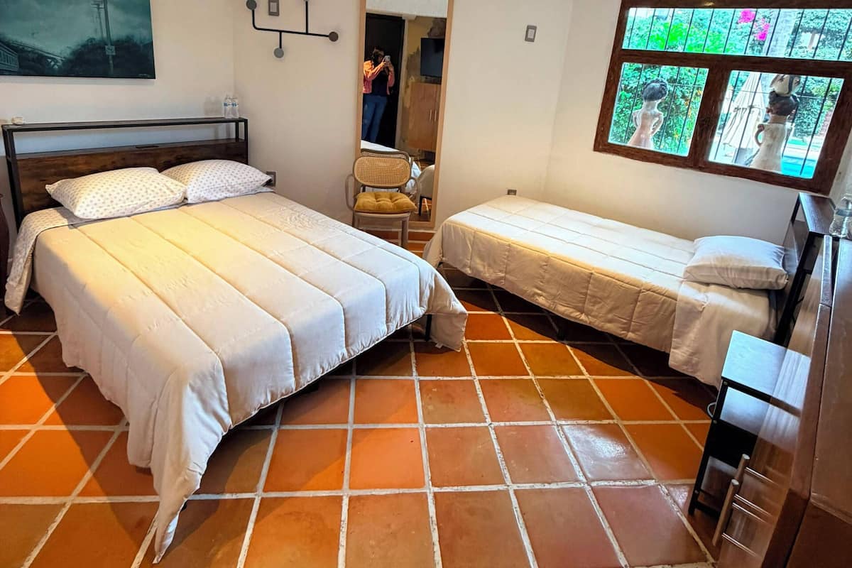 Habitación triple clásica | Tabla de planchar con plancha, wifi gratis, ropa de cama