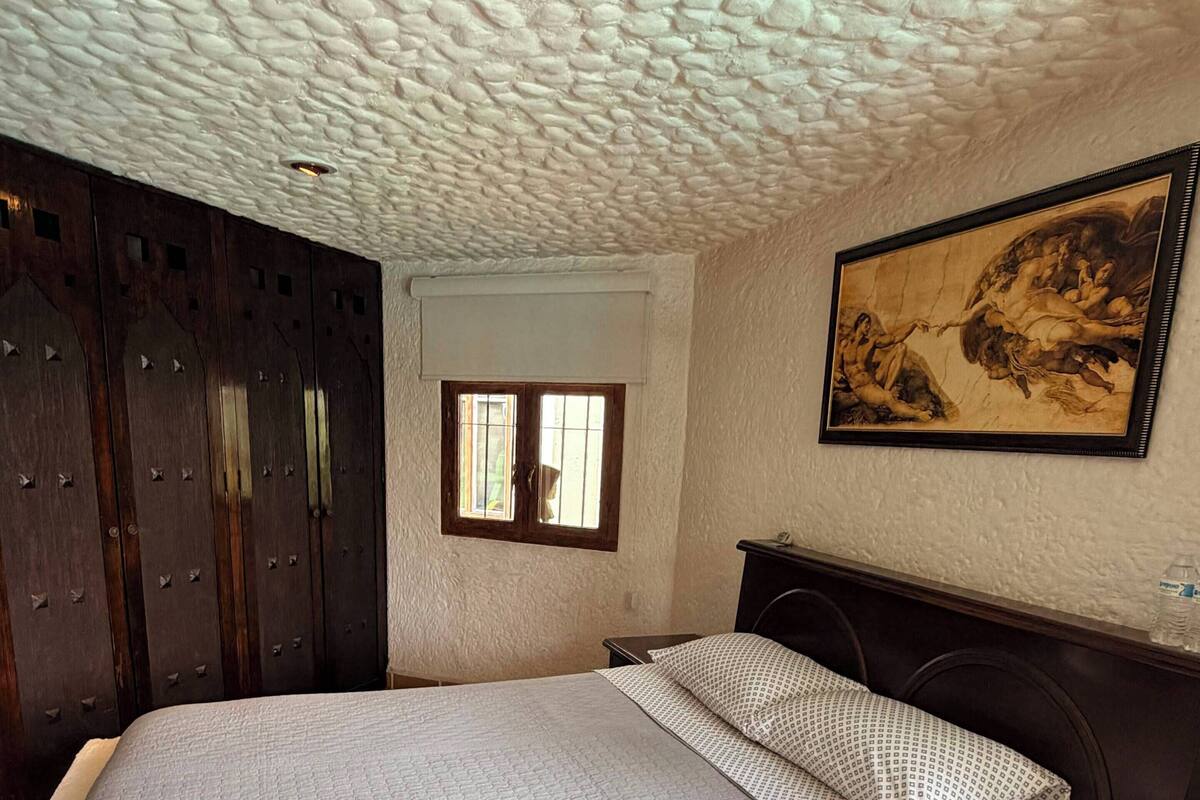 Habitación clásica, 1 cama de matrimonio, vistas a la piscina | Tabla de planchar con plancha, wifi gratis, ropa de cama