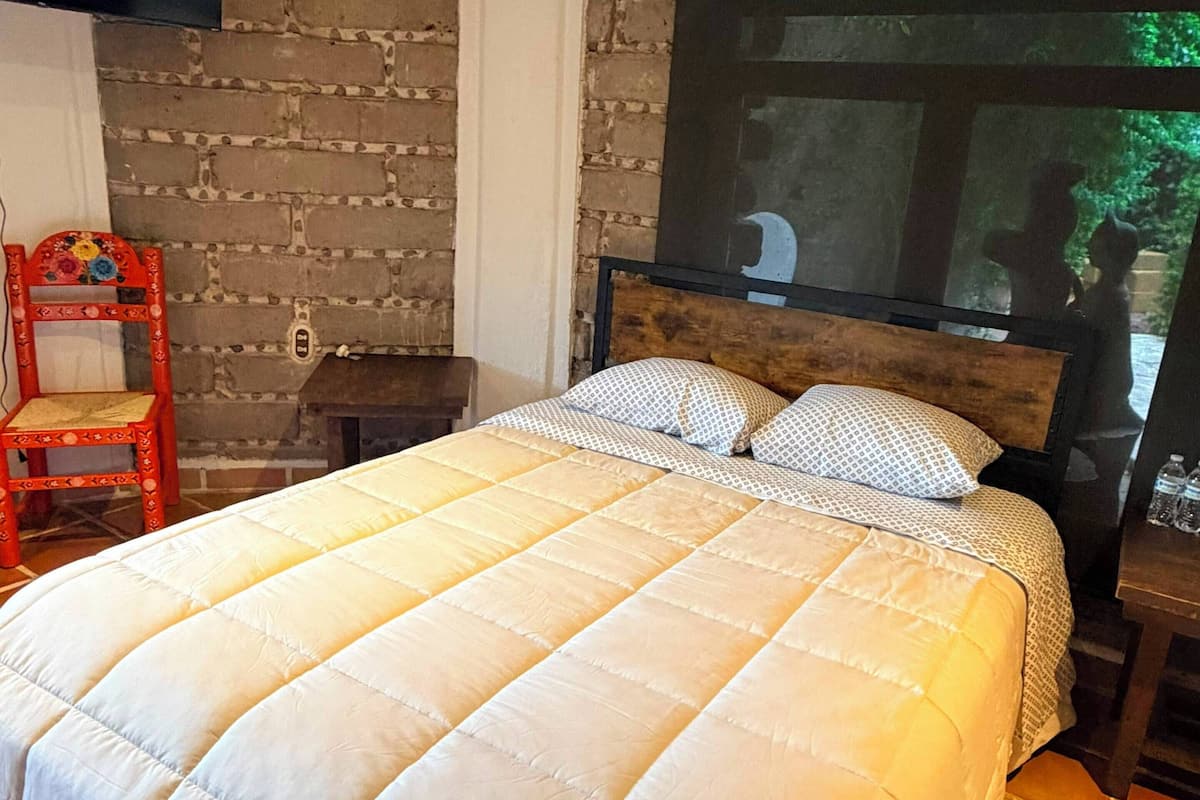 Habitación cuádruple clásica | Tabla de planchar con plancha, wifi gratis, ropa de cama
