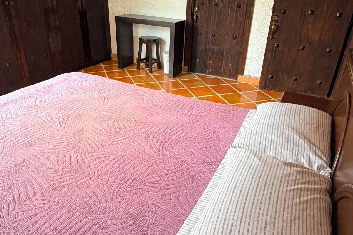 Habitación clásica, 1 cama de matrimonio | Tabla de planchar con plancha, wifi gratis, ropa de cama