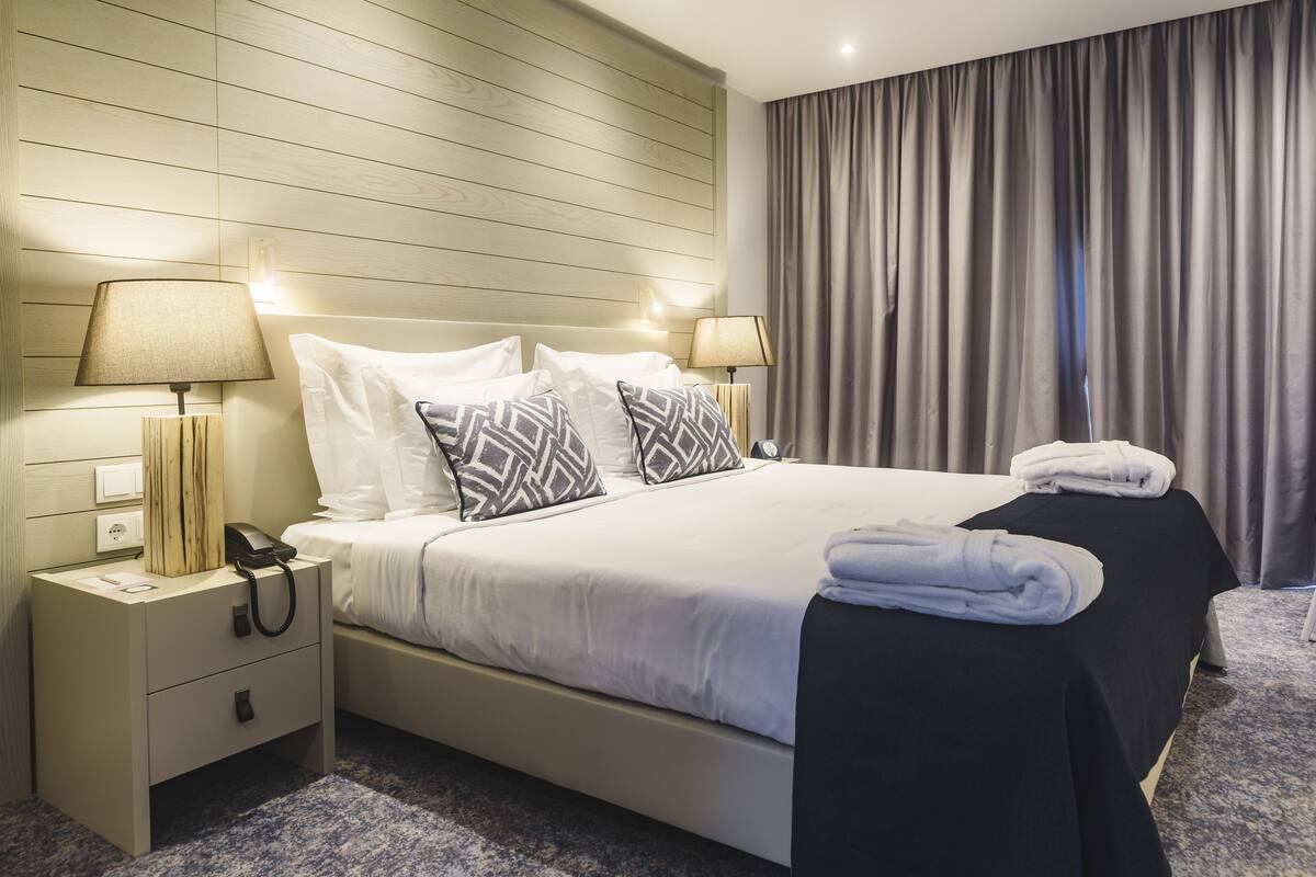 Ropa de cama hipoalergénica, cubrecamas y minibar