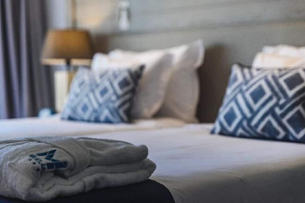 Hypo-allergenic bedding, down comforters, minibar, in-room safe