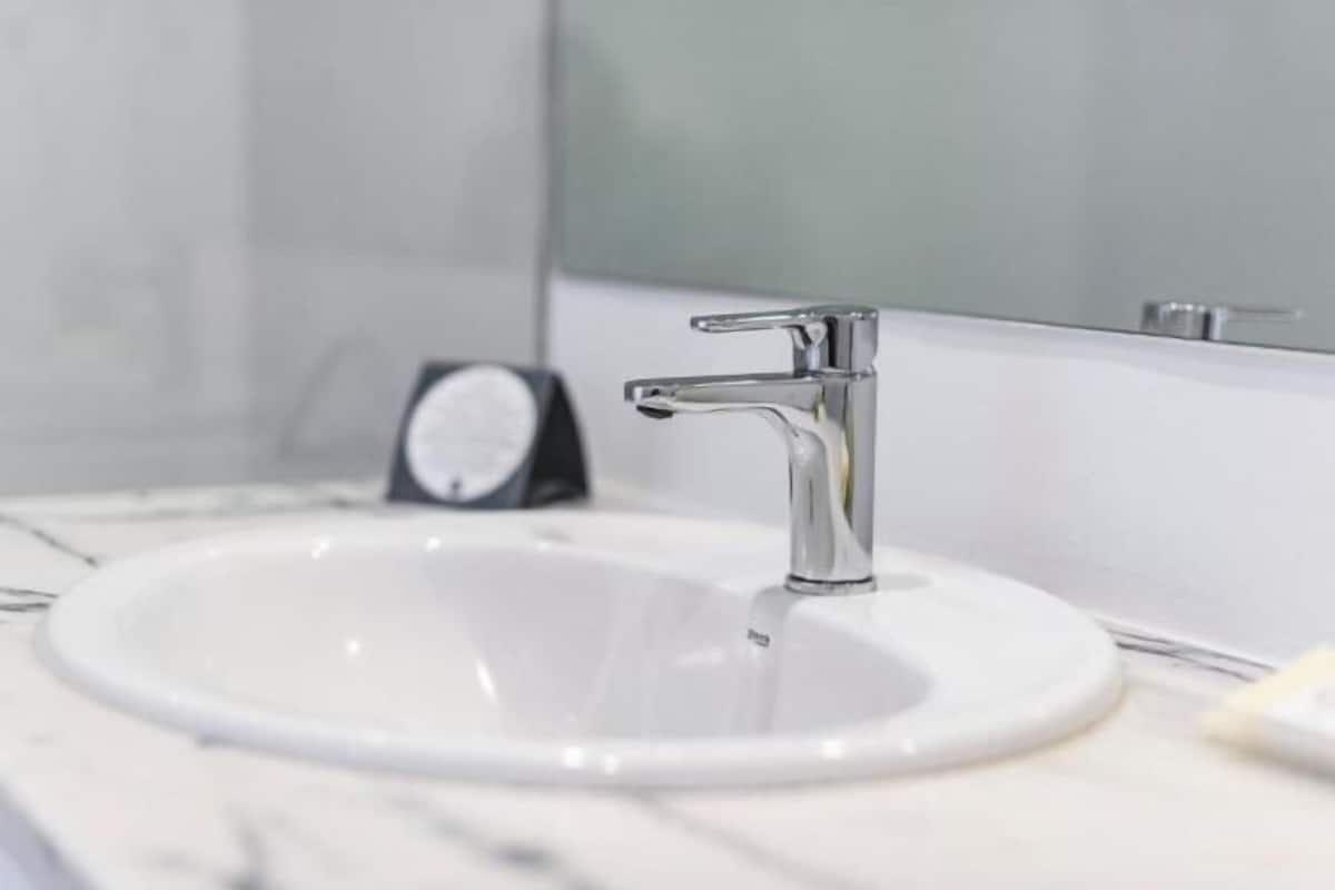 Bañera, artículos de tocador gratuitos, secador de pelo, toallas
