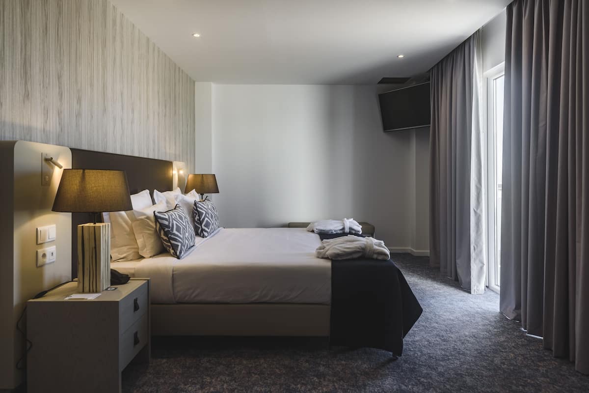 Family Room, 2 Bedrooms | Peralatan tempat tidur hipoalergenik, gebar bulu kapas, bar mini
