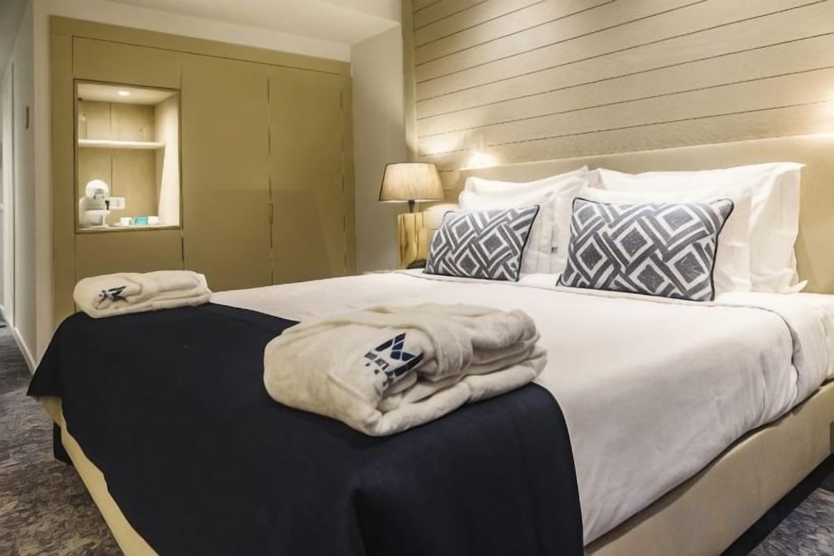 Hypo-allergenic bedding, down duvets, minibar, in-room safe
