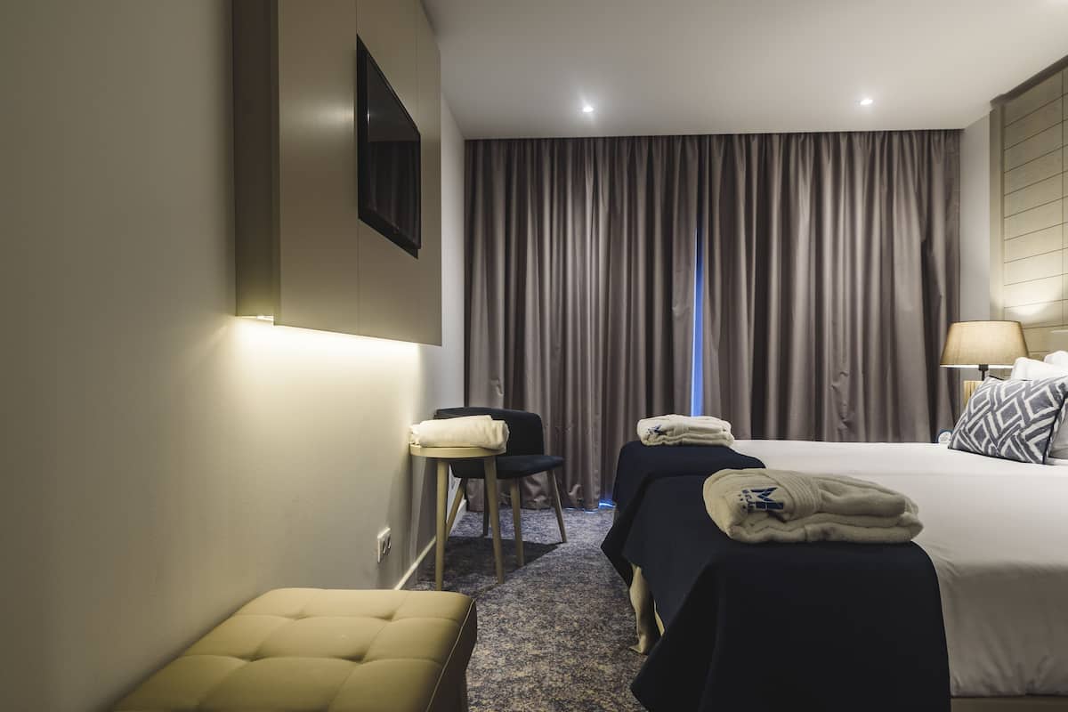 Standard Twin Room | Peralatan tempat tidur hipoalergenik, gebar bulu kapas, bar mini