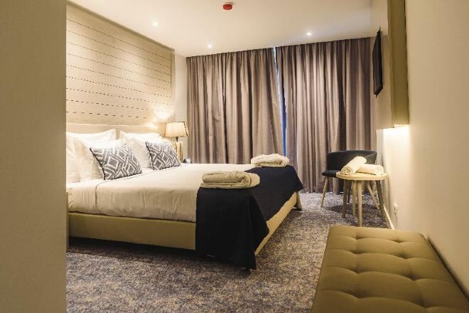 Ropa de cama hipoalergénica, edredones de plumas, minibar y caja fuerte