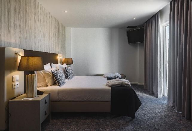 Ropa de cama hipoalergénica, edredones de plumas, minibar y caja fuerte