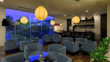 Área de bar moderna com assentos e um display de vinhos.