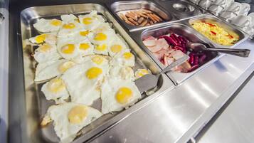 Desayuno buffet diario (EUR 14 por persona)