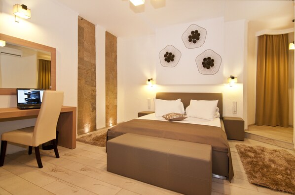 Suite | Minibar, in-room safe, individually decorated, individually furnished - Hotel Confort (Cluj-Napoca)