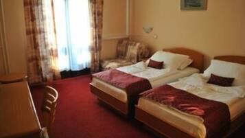 Minibar y caja de seguridad en la habitación