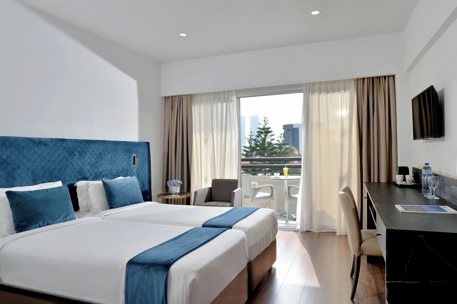 Een kluis op de kamer, een bureau, een laptopwerkplek