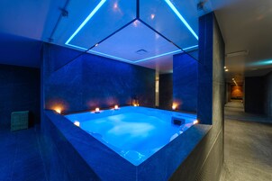 Couples treatment rooms, sauna, hot tub, steam room, body treatments