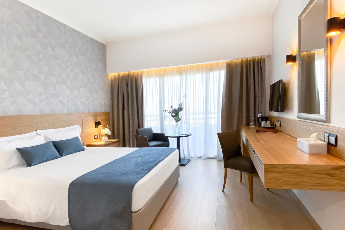 In-room safe, desk, laptop workspace, blackout curtains