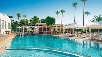 Piscine couverte, piscine extérieure (ouverte en saison)