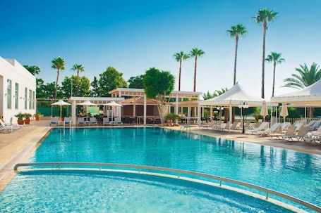 Una piscina techada, una piscina al aire libre de temporada. Ajax Hotel
