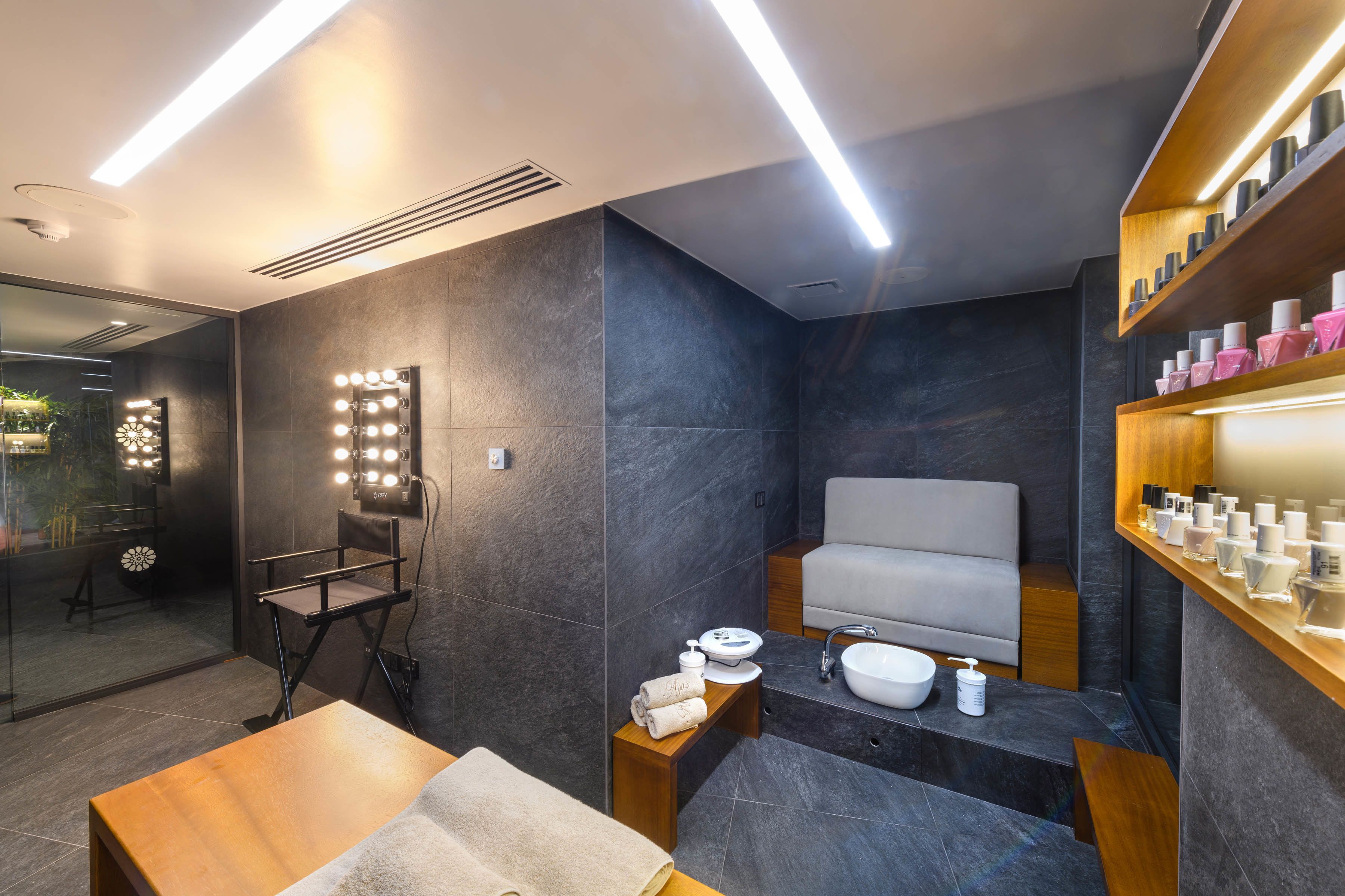 couples treatment room(s), sauna, hot tub, steam room, body treatments