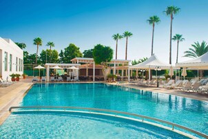 Indoor pool, seasonal outdoor pool, sun loungers