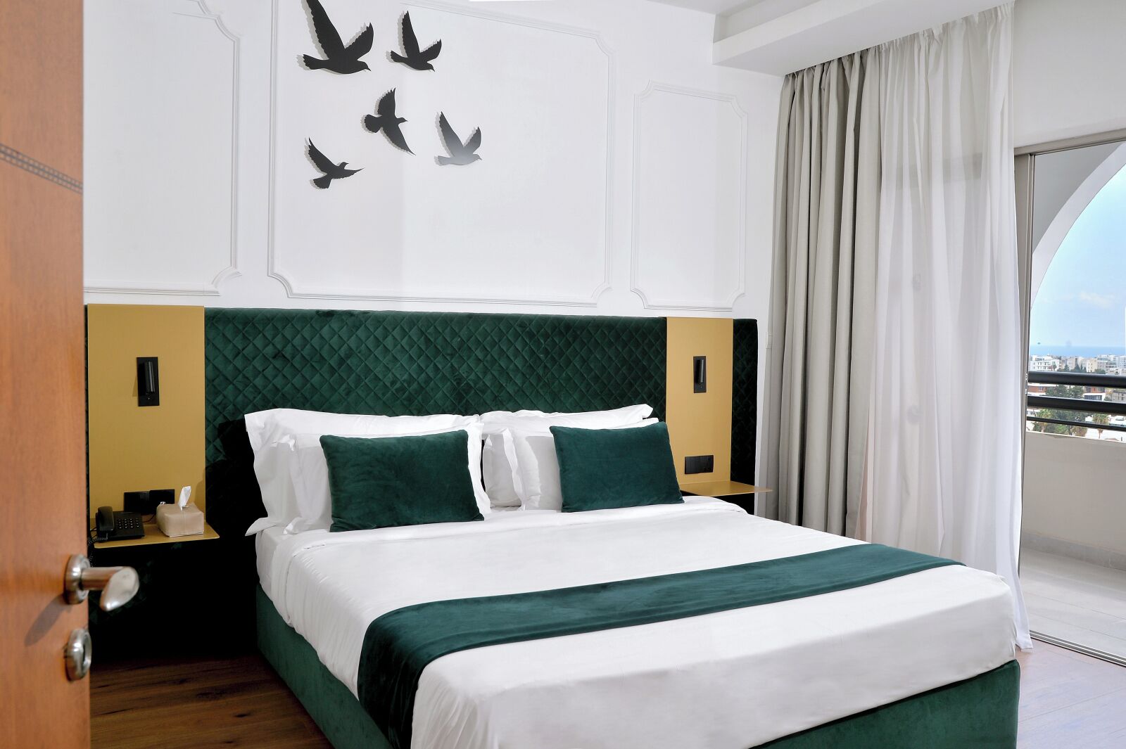 Executive Suite | In-room safe, desk, laptop workspace, blackout drapes