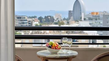 Suite Eksekutif | Brankas, meja kerja, ruang kerja ramah laptop, dan tirai kedap cahaya