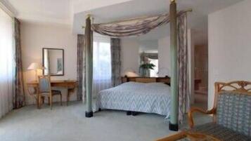 Junior Suite | In-room safe, desk, cribs/infant beds, rollaway beds