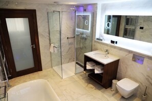 Deluxe-Doppelzimmer | Badezimmer | Badewanne und Dusche (separat), Haartrockner, Handt ücher, Seife