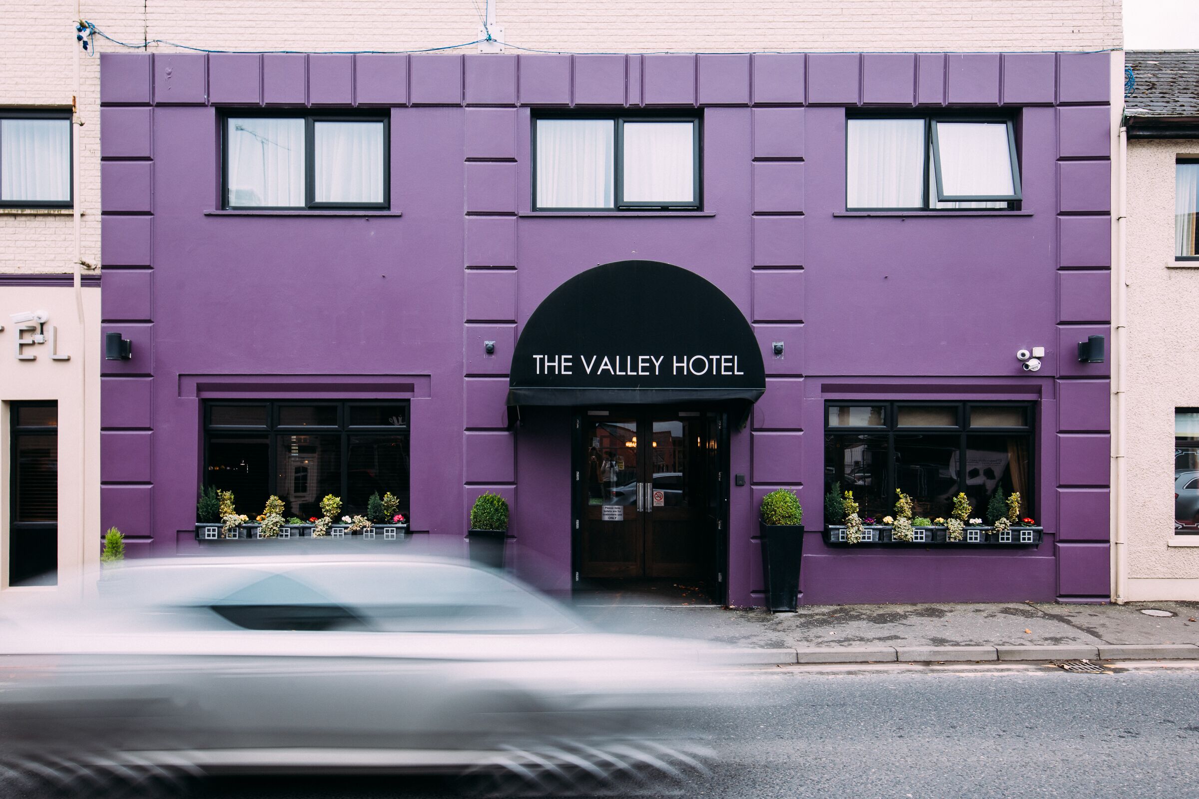 Un edificio morado con un letrero que dice "The Valley Hotel".
