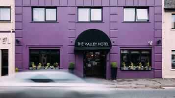 Un edificio morado con un letrero que dice "The Valley Hotel".