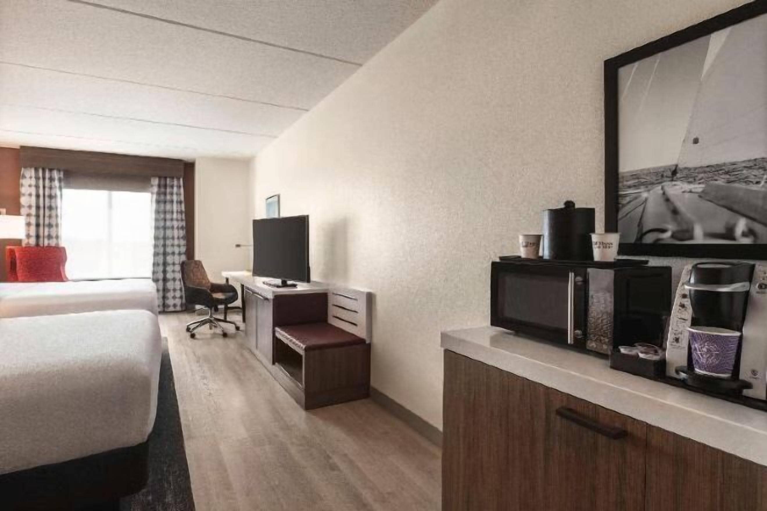 Ropa de cama hipoalergénica y tabla de planchar con plancha 