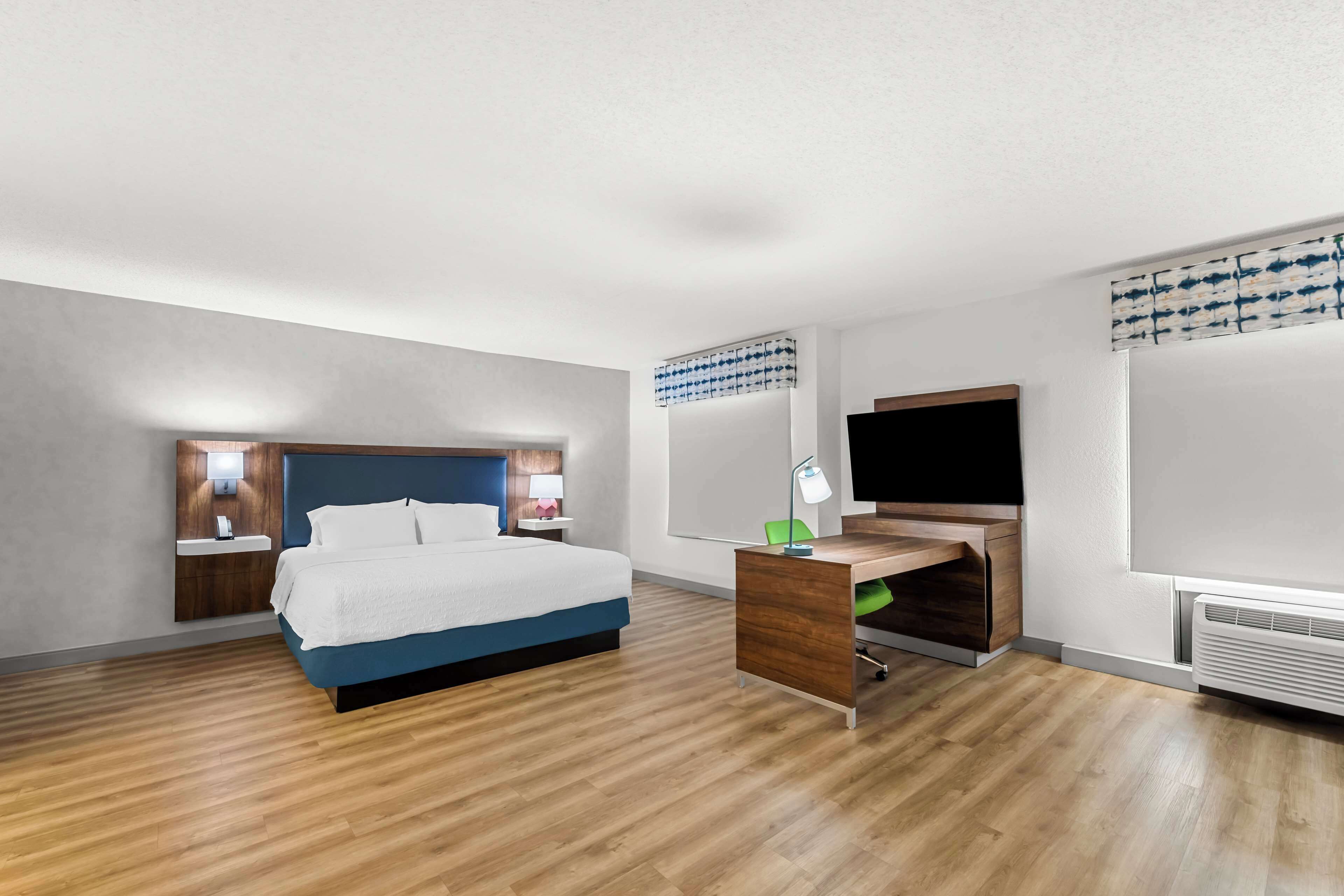 studio suite, 1 king bed, non smoking | premium bedding, down duvets, pillow-top beds, in-room safe