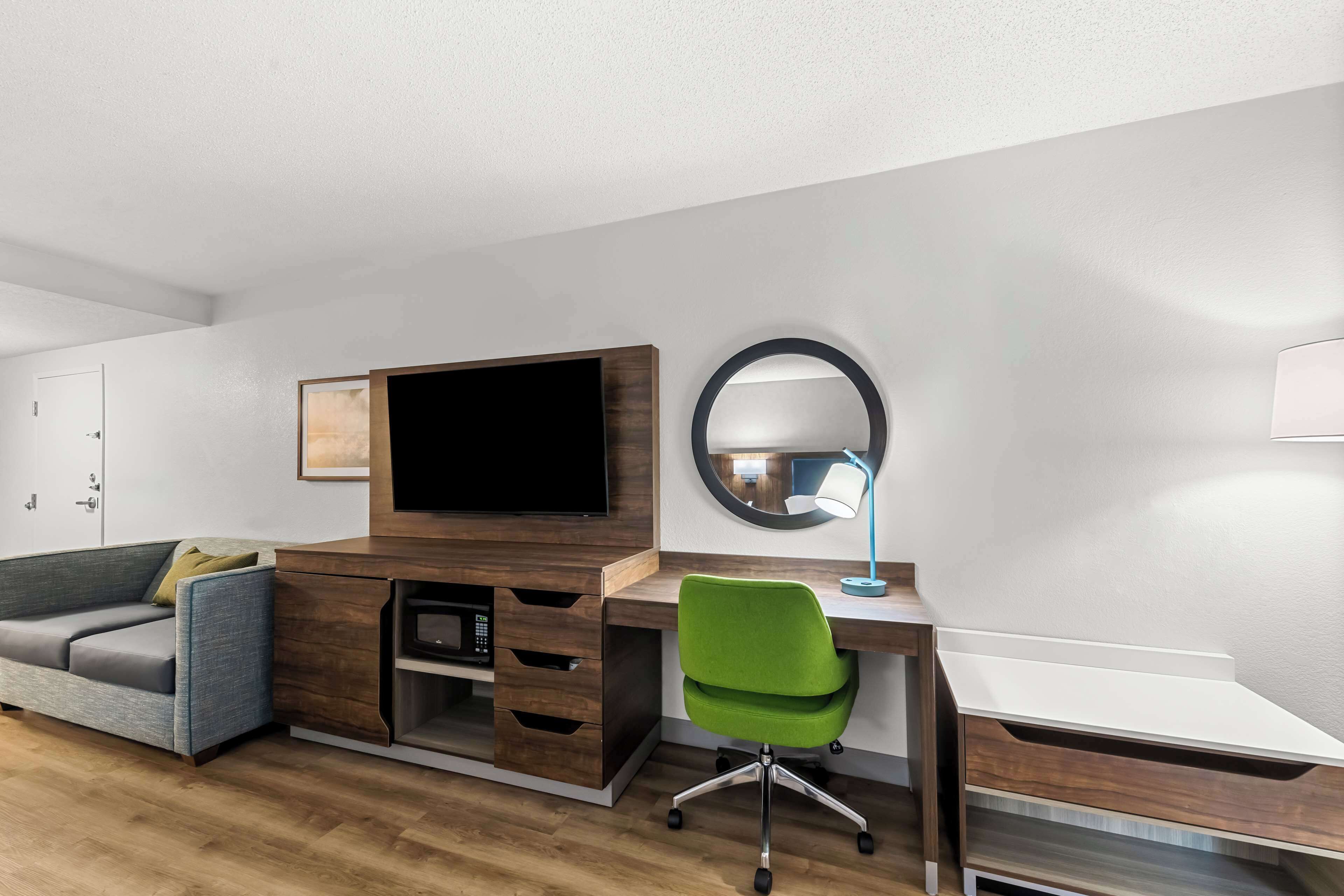 room, 2 queen beds, accessible, bathtub (mobility & hearing) | living area | 40-inch lcd tv with cable channels, tv