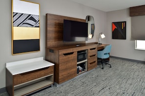 Edredons de pluma, escrivaninha, cortinas blackout