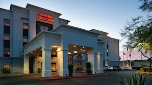 A Hampton Inn & Suites hotel with a covered entrance, a parking lot, and a clear sky. - Hampton Inn & Suites Las Vegas Airport (Las Vegas)