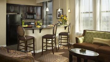 Suite – premier, ikke-røyk | Sengetøy av topp kvalitet, senger med overmadrass og minibar