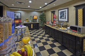Free daily buffet breakfast - Hampton Inn & Suites Decatur (Decatur)