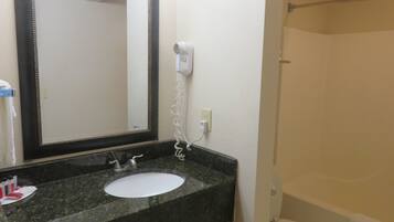 Kamer, 2 queensize bedden, niet-roken | Badkamer | Een bad/douchecombinatie, gratis toiletartikelen, een haardroger