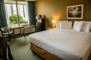 Rom, 1 kingsize-seng | Skrivebord, skrivebord for bærbar PC og blendingsgardiner