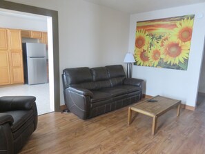 Leilighet, flere senger, ikke-røyk (Two-Bedroom Apartment) | Skrivebord, skrivebord for bærbar PC og blendingsgardiner